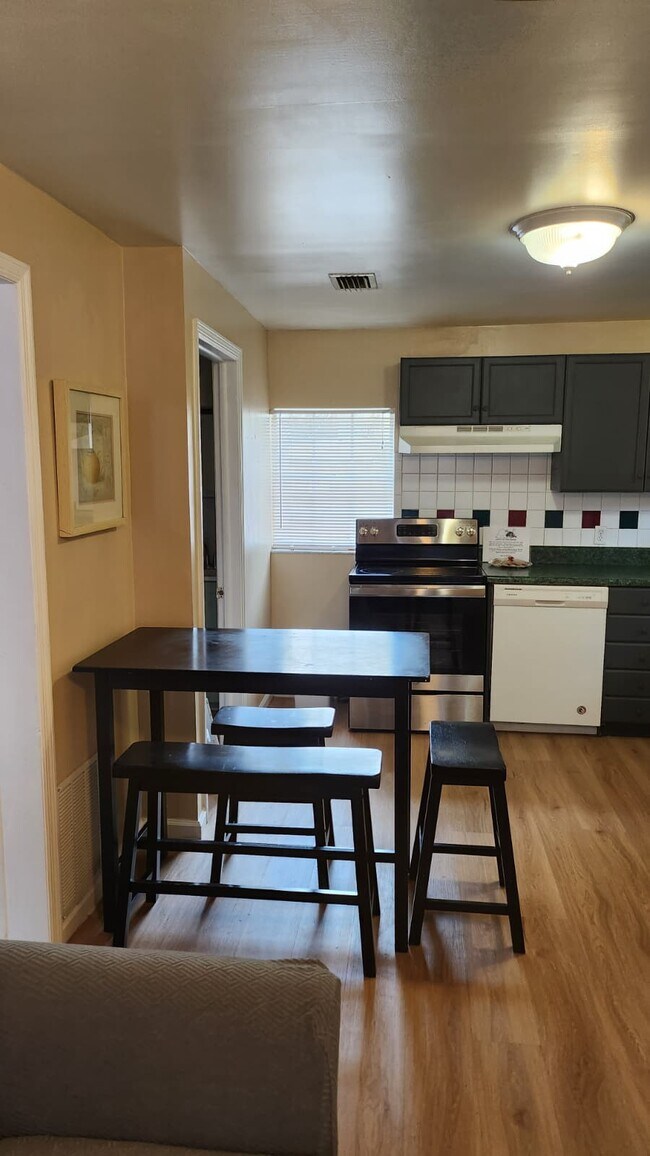 Beautiful kitchen - 914 SW 8th Ln