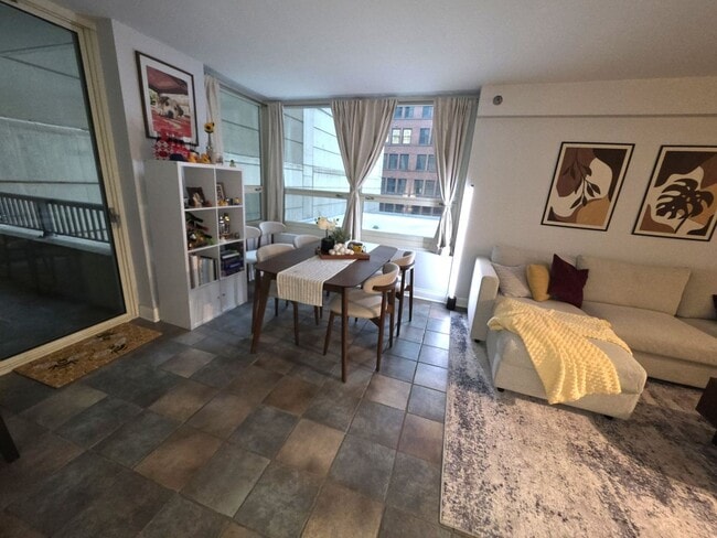 Building Photo - 345 N La Salle Dr