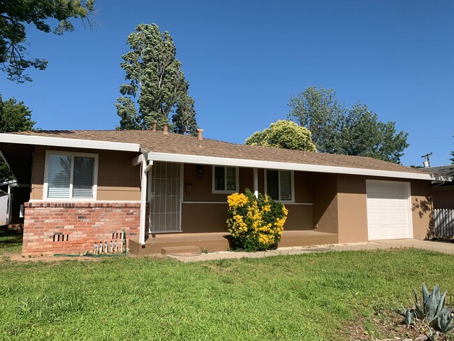 Primary Photo - PERFECT SIZE 2 BD & 1 BA SINGLE FAMILY HOM...