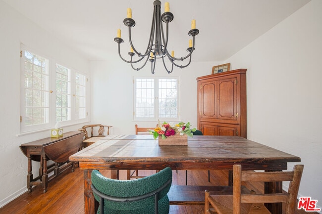 Building Photo - 3015 Beachwood Dr