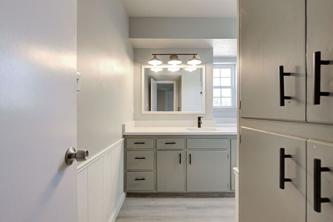 Building Photo - RECENTLY REMODELED!! 1 Bed 1 Bath 1 Mile West of OU Campus