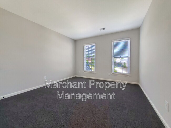 Building Photo - 15 Silverthorn Ct