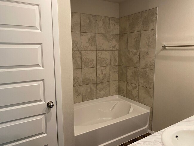 Building Photo - Welcome to your beautiful 4 bedroom, 2 bath home in Broken Arrow School district!