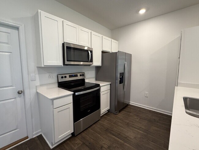 Building Photo - "Charming 2-Bedroom Townhouse Retreat with...