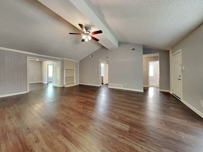 Building Photo - Heart of Garland Dream Home!