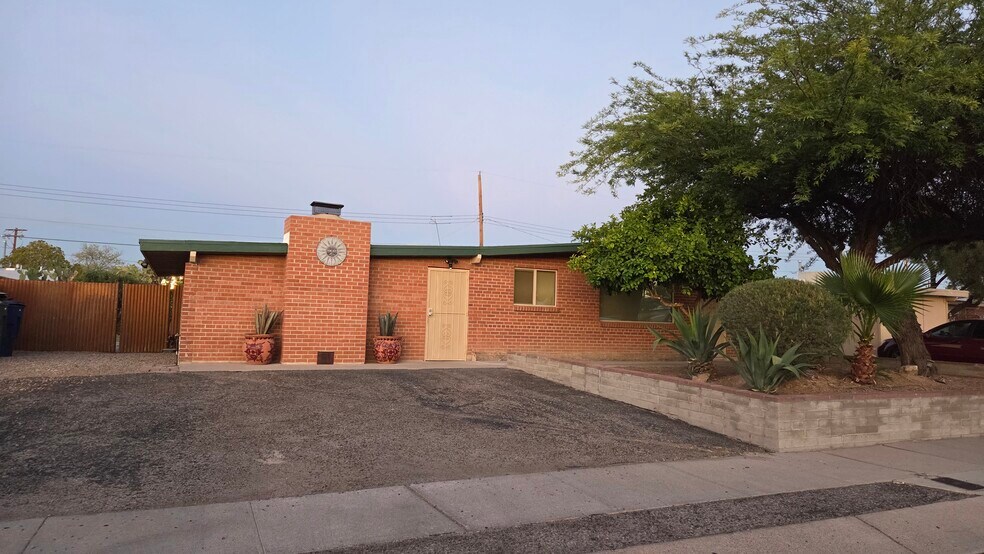 Building Photo - 4342 N Radin Ave