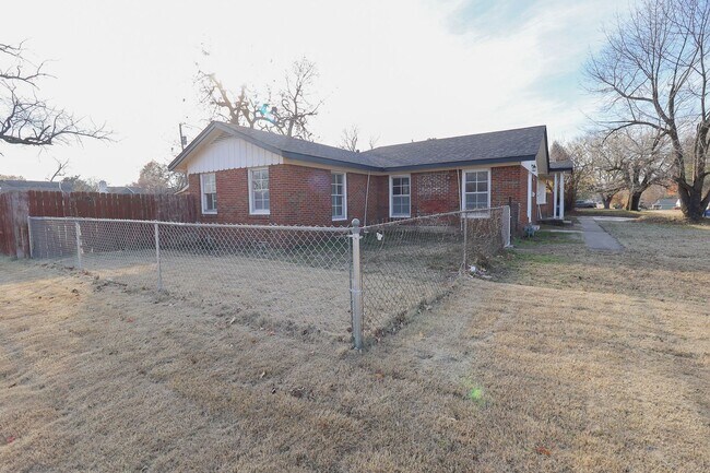 Building Photo - Section 8 Welcome! 2/1 Ready for Immediate Move In!!