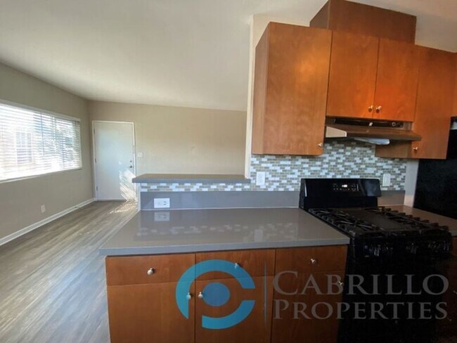 Building Photo - 4774 Mansfield St