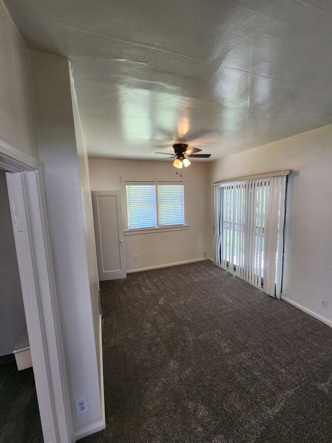 Building Photo - Three Bedroom Home; 1,800 sq ft, 2 car Garage