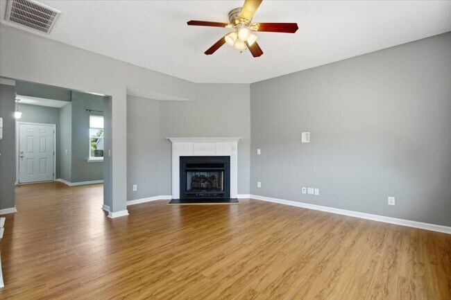 Building Photo - 3 Bedroom 2 Bathroom Home