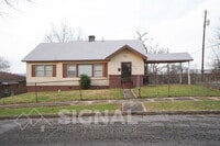 Building Photo - 1932 Portage Ave