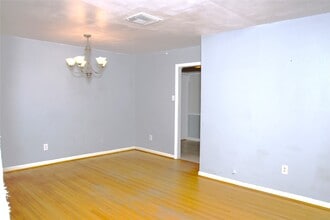 Building Photo - 107 Palm Ln