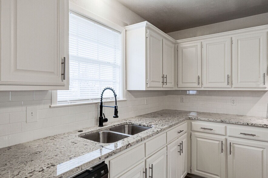 Building Photo - 608 Uland St