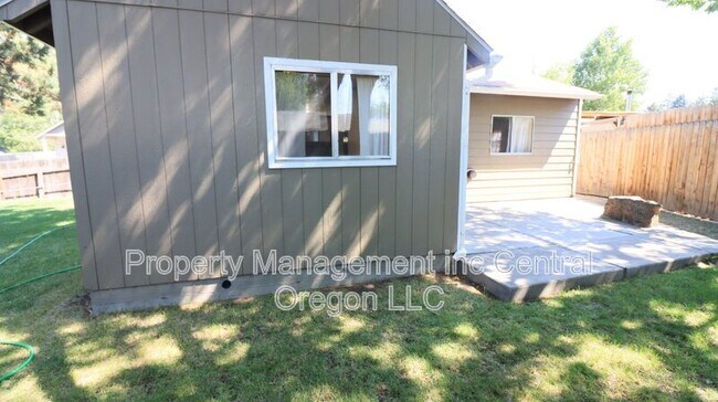 Building Photo - 524 NE Olney Ave