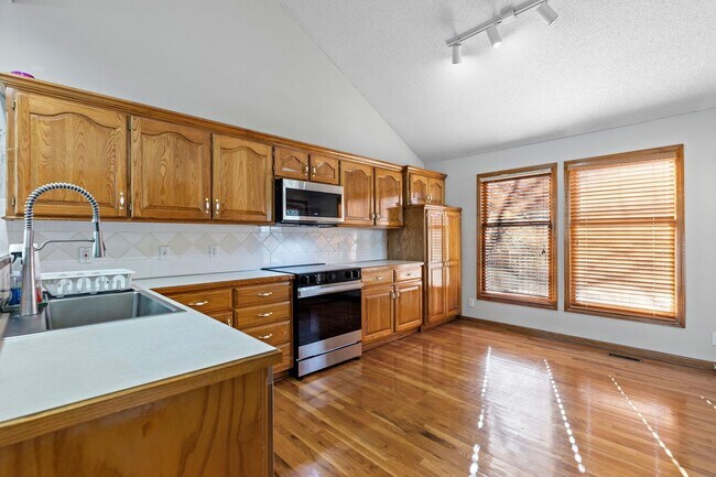 Building Photo - Four Bedroom Home Available in Overland Park