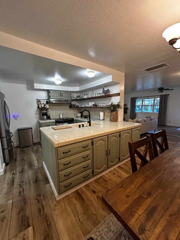 Building Photo - 350 May St