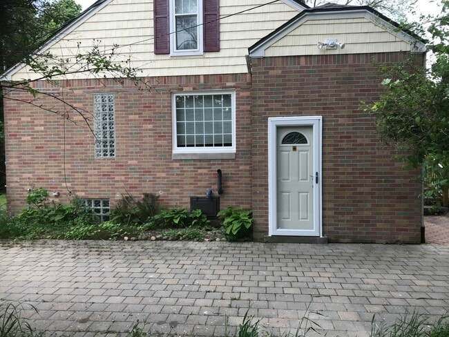Building Photo - Lenox Township home on 5 acres
