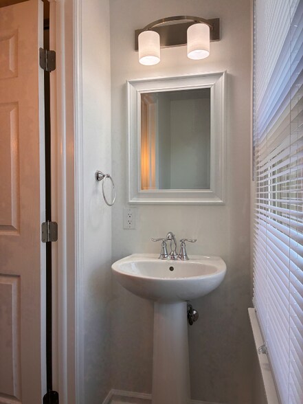 Building Photo - 802 Lexington Dr