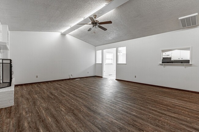 Building Photo - 3 Bed 2 Bath in OKC!