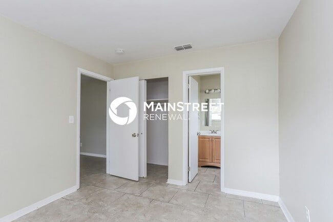 Building Photo - 3 Bedroom Pet-Friendly Home in St Petersbu...
