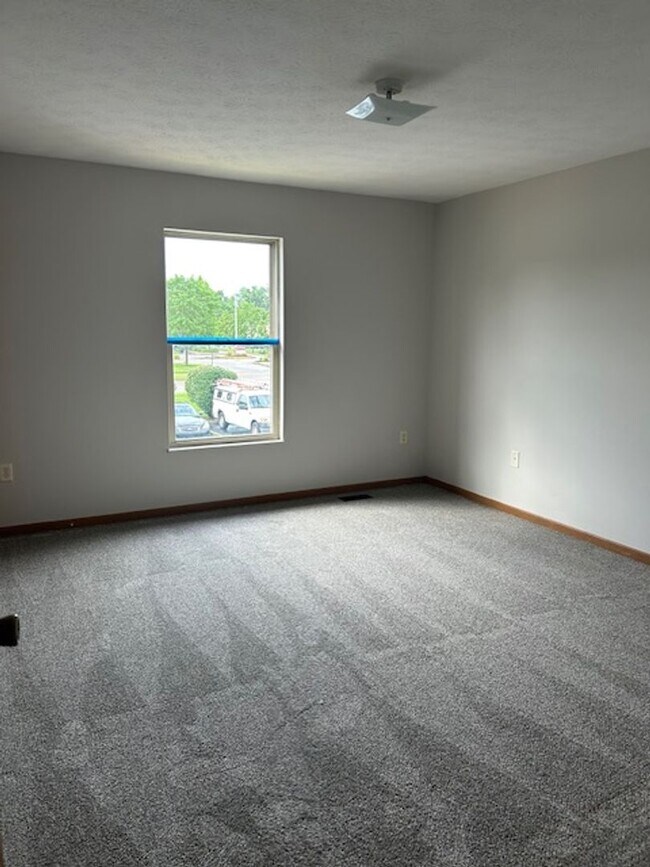 Building Photo - 2 Bedroom, 1 1/2 Bath 1500 sq. ft. Townhom...