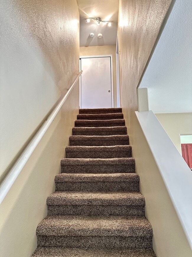 Building Photo - 3 BD/2.5 BATH AVAILABLE FOR IMMEDIATE MOVE...