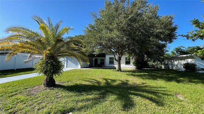 Primary Photo - 2832 Bay St