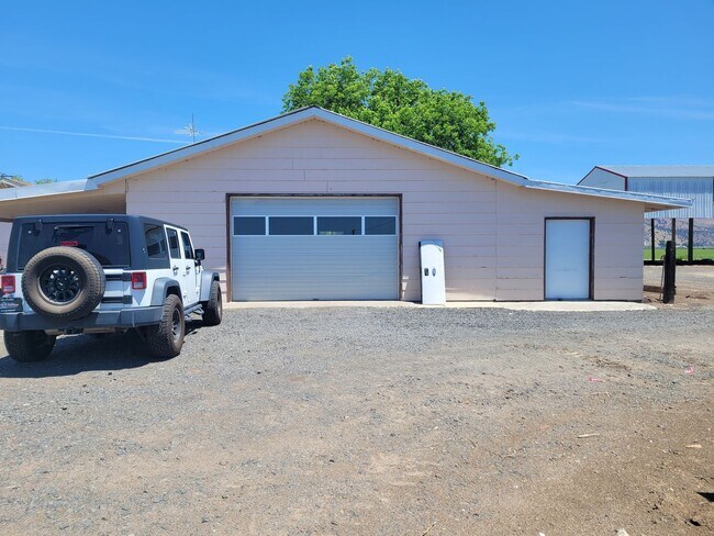 Building Photo - Large 3 Bedroom, 2 Bath Home