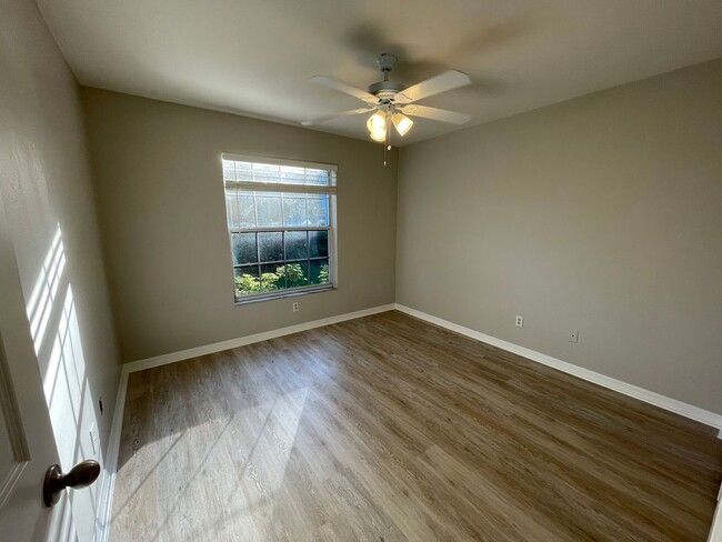 Building Photo - ANNUAL RENTAL - PINE HAVEN-2 BED/2 BATH --...