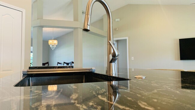 Building Photo - Lovely 4/2 in the Gated Lake Fisher Estate...