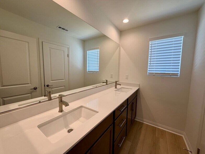 Building Photo - 21600 Thomas Ct