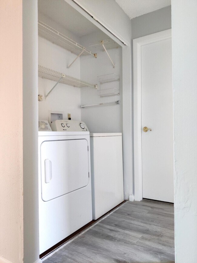 Building Photo - 1506 Lakeview Dr E