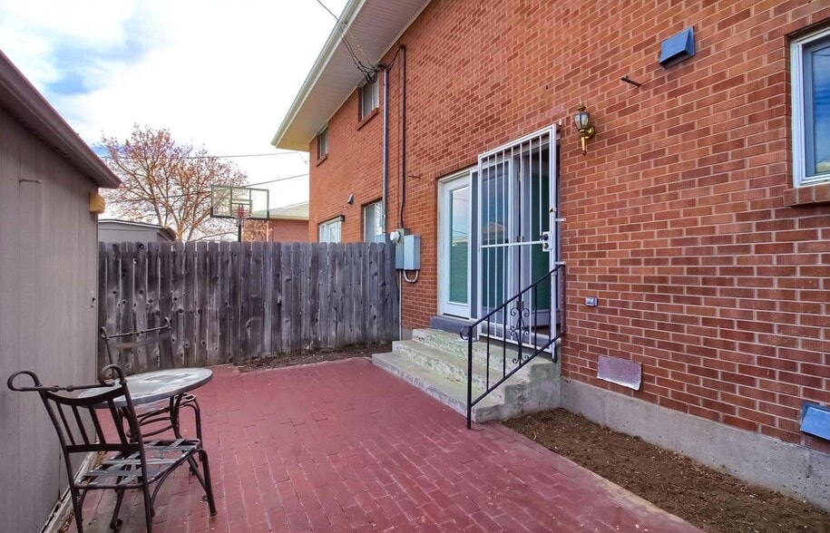 Building Photo - 9163 E Mansfield Ave