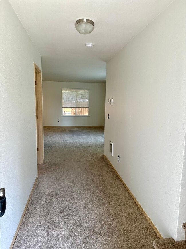 Building Photo - 3bed/2.5 bath home available NOW! Pet frie...