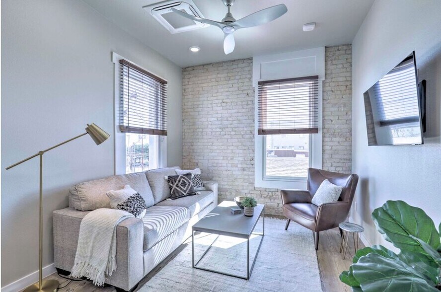 Building Photo - 118-120-120 N LBJ Dr