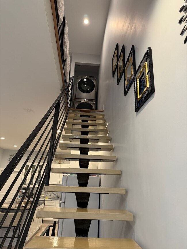 Building Photo - Move-In Ready 4BR Home in the Heart of Port Richmond!