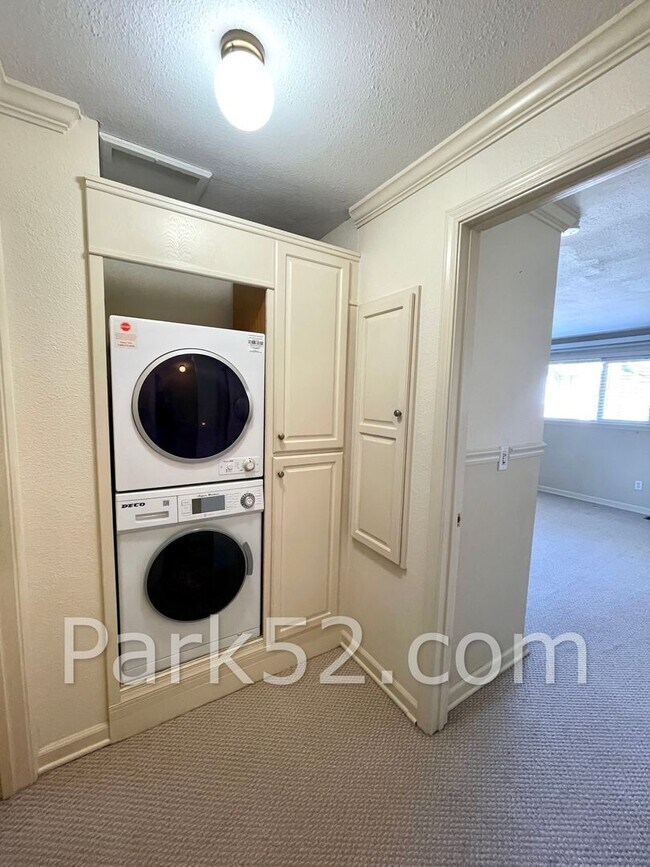 Building Photo - 2 Bedroom Tacoma Townhome