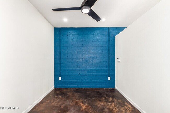 Building Photo - 2402 W Weldon Ave