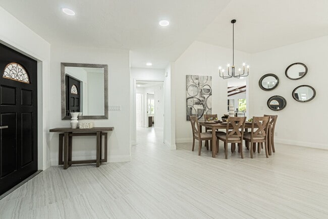 Building Photo - Newly Renovated 3 Bedroom Pool Home in Des...