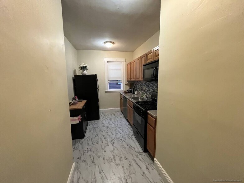 Building Photo - 1140 River St