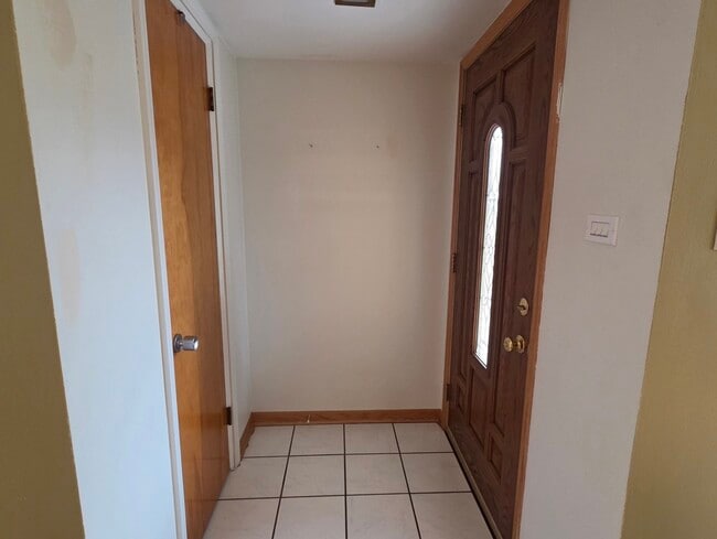 Building Photo - 8418 W Crain St