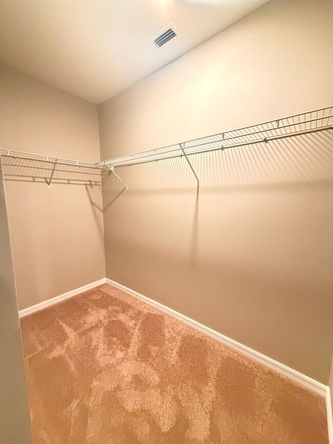 Building Photo - 4 Bedroom, 2 bathroom, spacious home in Winter Haven ...