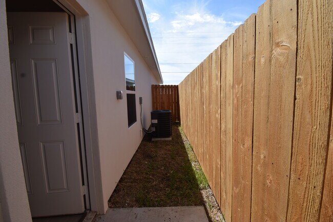 Building Photo - 2922 W Kenwood St