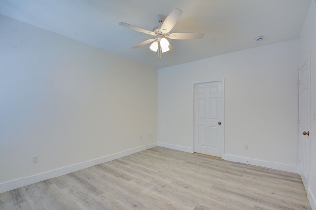 Building Photo - Gorgeous two bedroom two bathroom condo in...