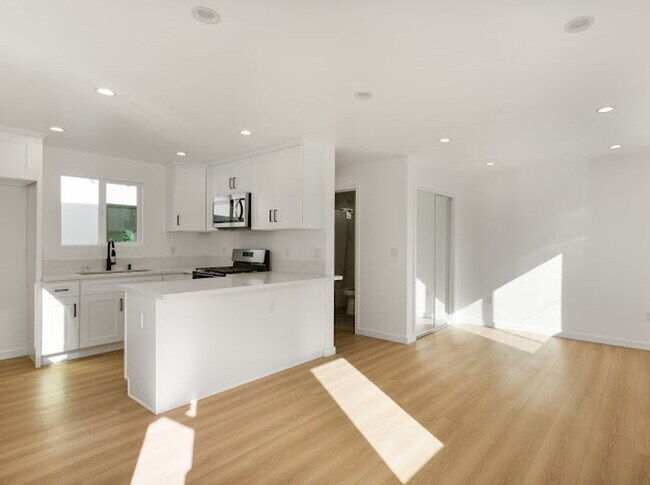 Primary Photo - 2240 Burnside Ave