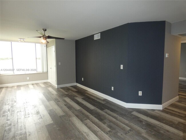 Building Photo - 2831 N Oakland Forest Dr