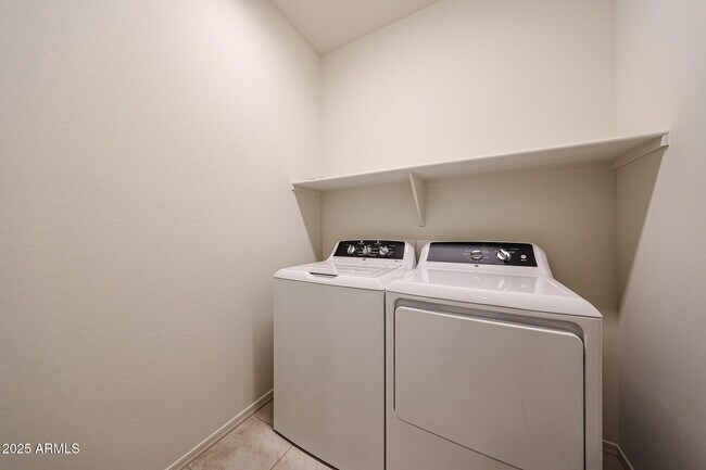 Building Photo - 7106 W Hedge Hog Pl