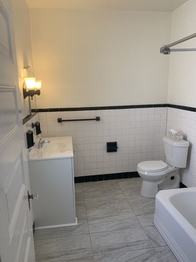 Building Photo - 5910 Howe St