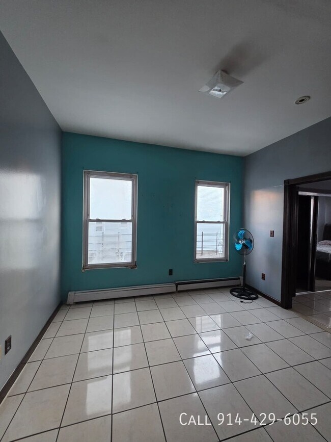 Building Photo - 104 Oak St