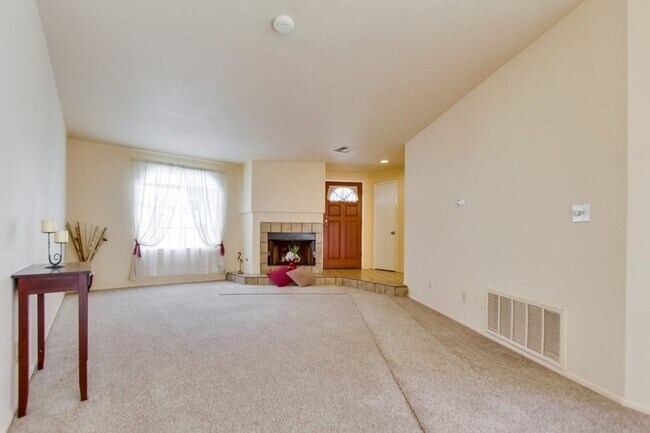 Building Photo - Spacious Townhome in University City for Rent!